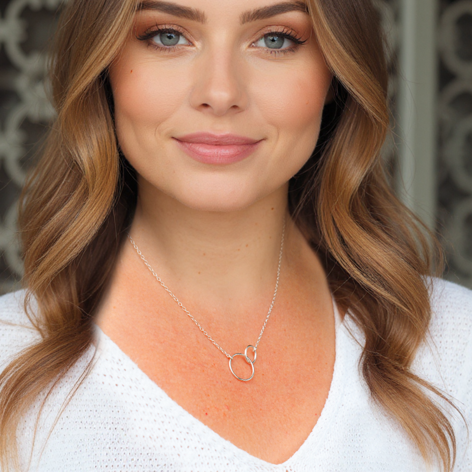 "Eternal Love Circle Necklace - Perfect Gift for Her"