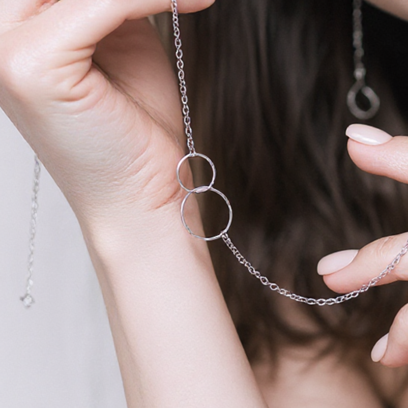 "Eternal Love Circle Necklace - Perfect Gift for Her"